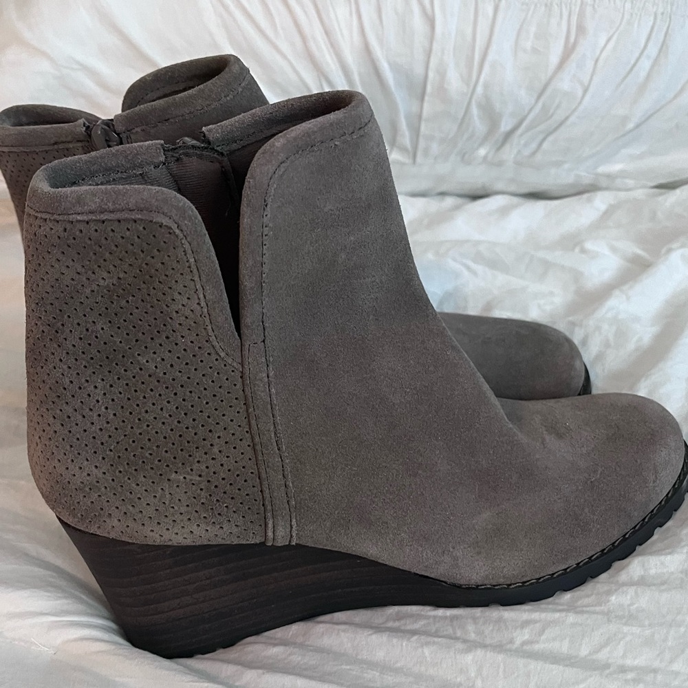NWT Women’s Rockport Wedge Bootie Suede Leather in Gray size 7